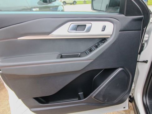 Used 2025 Ford Explorer Active AWD/4WD image 13