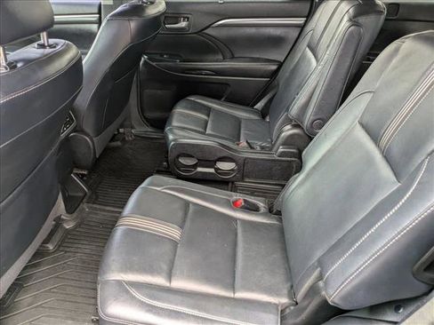 Used 2017 Toyota Highlander SE FWD image 17