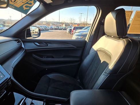 Used 2024 Jeep Grand Cherokee Altitude image 25