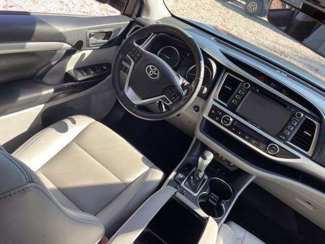 Used 2019 Toyota Highlander XLE AWD/4WD image 25
