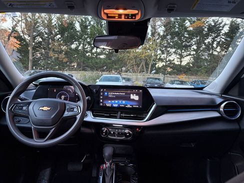 Used 2025 Chevrolet Trax LT image 31