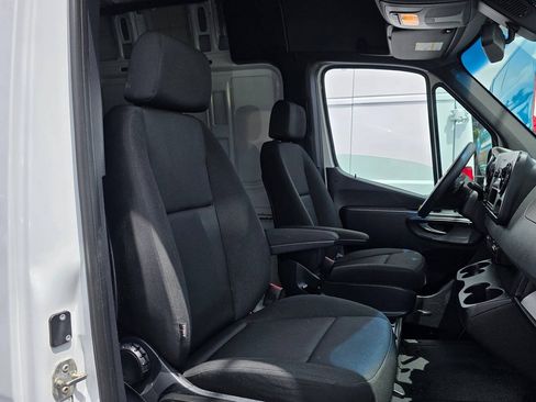 Used 2021 Mercedes-Benz Sprinter 2500 image 9