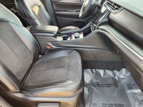 Used 2023 Jeep Grand Cherokee L Laredo image 18