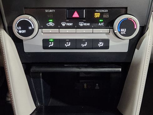 Used 2013 Toyota Camry LE FWD image 39