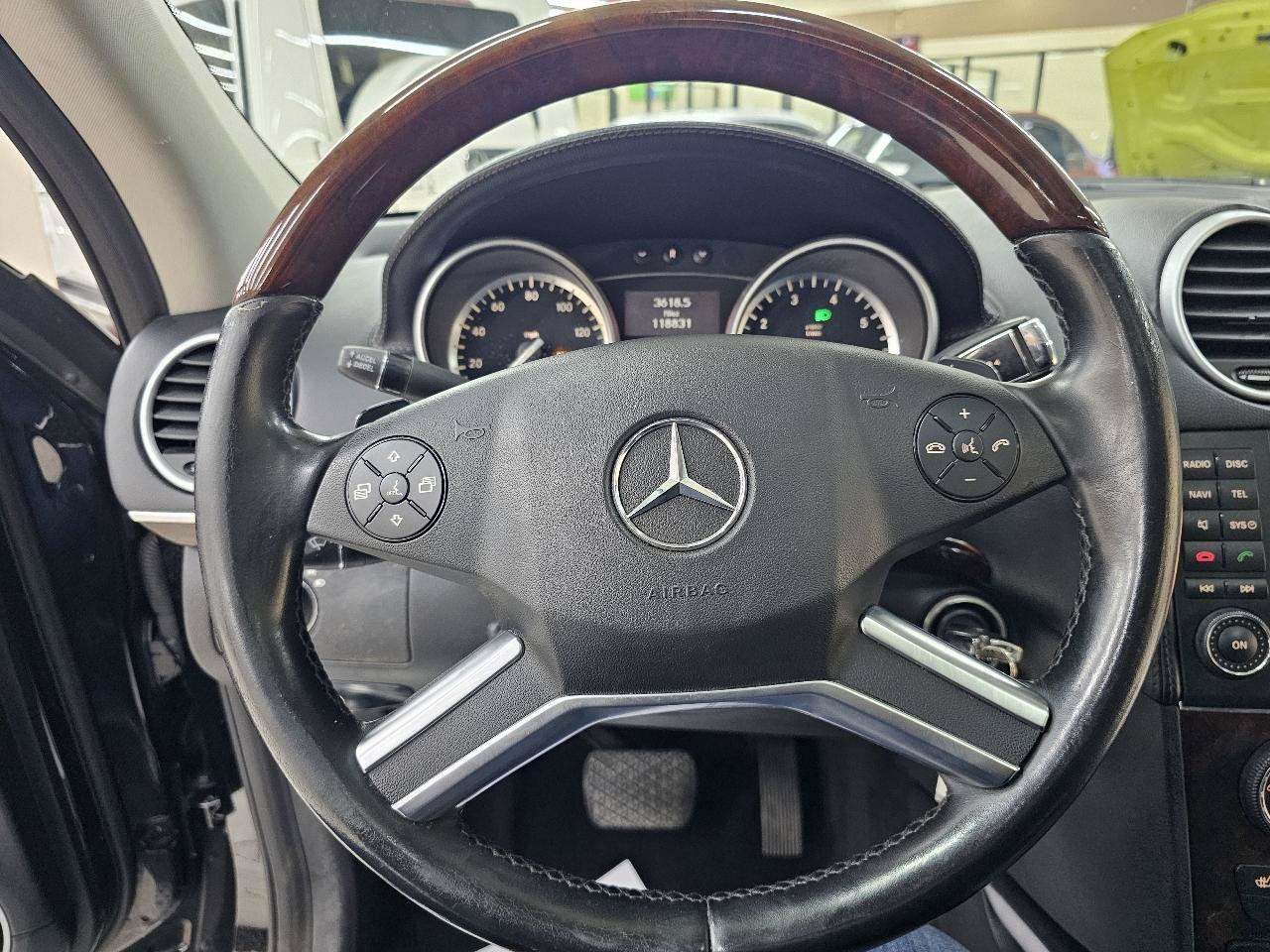 Used 2011 Mercedes-Benz GL 450 4MATIC image 32