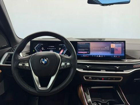 Used 2024 BMW X5 xDrive40i w/ Premium Package image 3