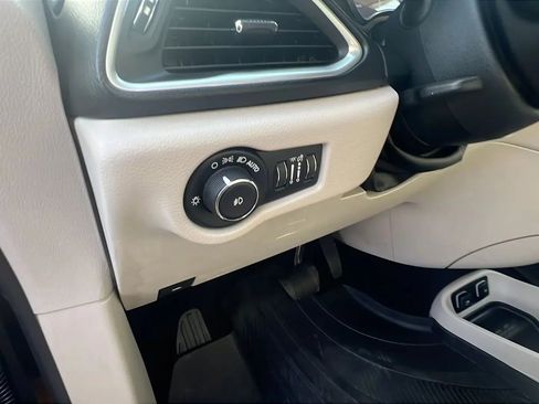 Used 2019 Chrysler Pacifica Touring-L Plus image 26