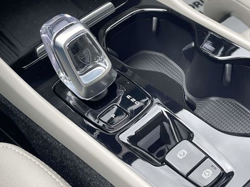 Certified 2023 Volvo XC40 B5 Ultimate w/ Climate Package image 31