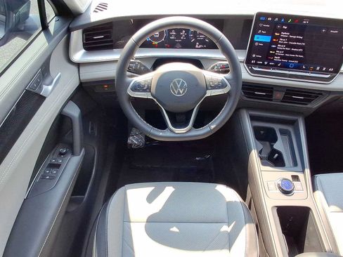 Used 2025 Volkswagen Tiguan SE AWD/4WD image 27