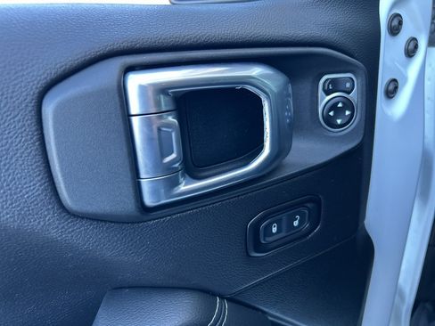 Used 2023 Jeep Wrangler Unlimited Sahara AWD/4WD image 16