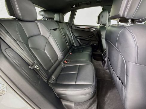 Certified 2024 Porsche Macan AWD/4WD image 29