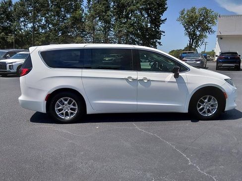 Used 2024 Chrysler Voyager LX FWD image 3