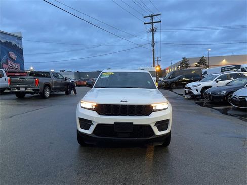 Used 2023 Jeep Grand Cherokee Altitude image 5