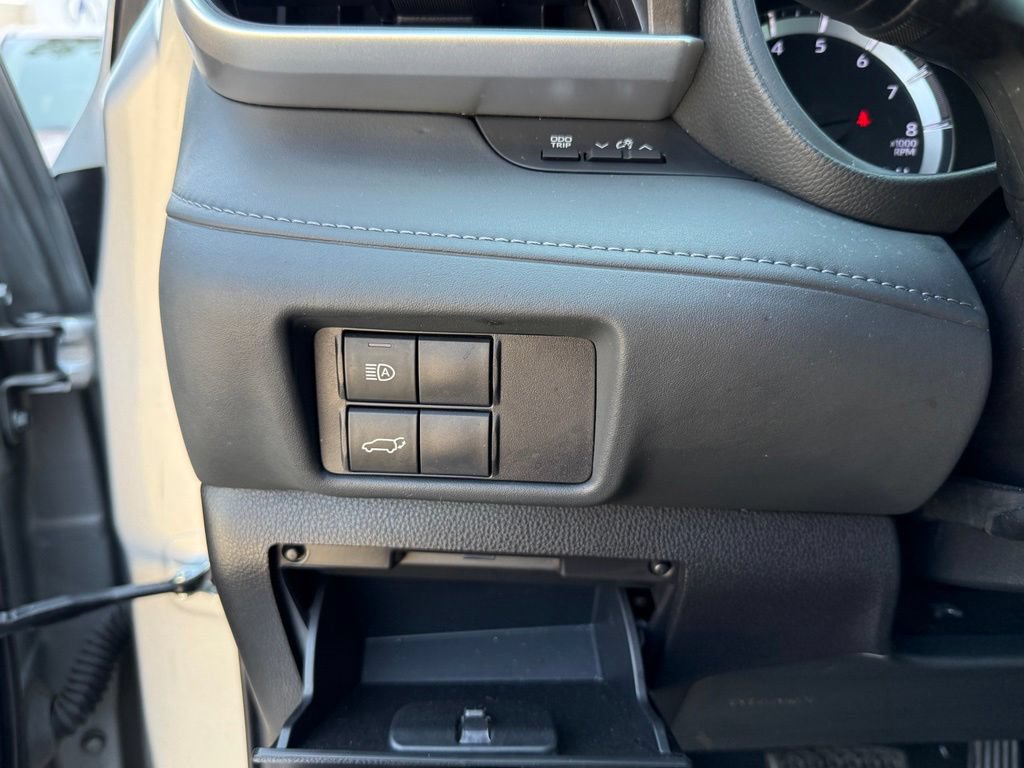 Used 2022 Toyota Highlander LE AWD/4WD image 23