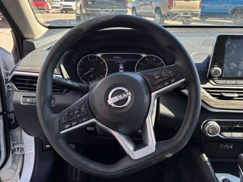Used 2025 Nissan Altima 2.5 SV FWD image 10
