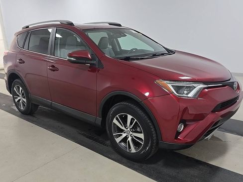 Used 2018 Toyota RAV4 XLE FWD image 2