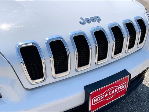 Used 2018 Jeep Cherokee Latitude Plus w/ Comfort/Convenience Group image 34