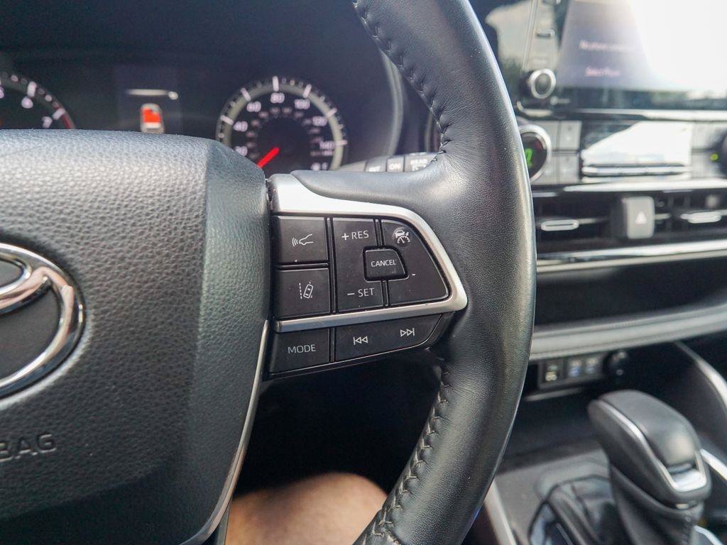 Used 2022 Toyota Highlander LE AWD/4WD image 17