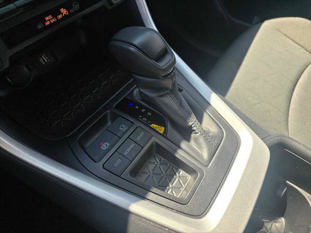 Used 2024 Toyota RAV4 XLE FWD image 31