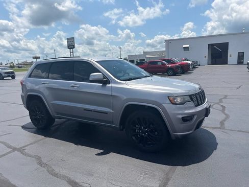 Used 2018 Jeep Grand Cherokee Altitude AWD/4WD image 8