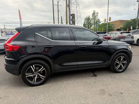 Used 2023 Volvo XC40 B5 Plus AWD/4WD image 4