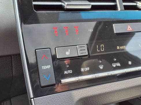 Used 2019 Toyota Avalon XLE w/ Moonroof Package FWD image 12