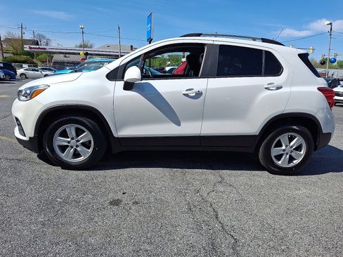 Used 2021 Chevrolet Trax LT FWD image 2