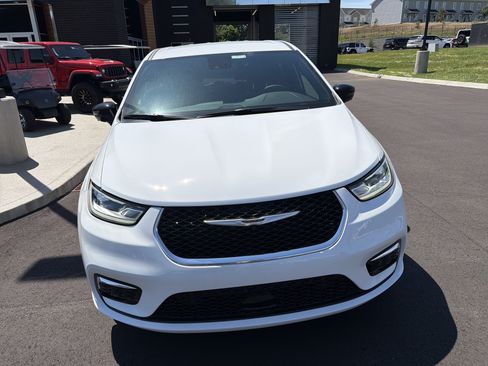 New 2026 Chrysler Pacifica Select FWD image 28