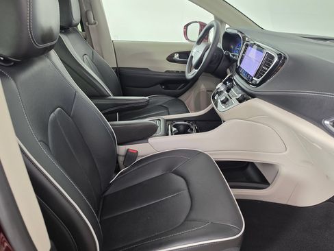 Used 2022 Chrysler Pacifica Limited w/ Uconnect Theater Family Group FWD image 45