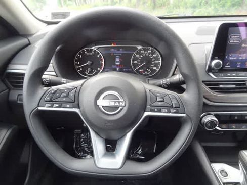 Used 2025 Nissan Altima 2.5 SV FWD image 12