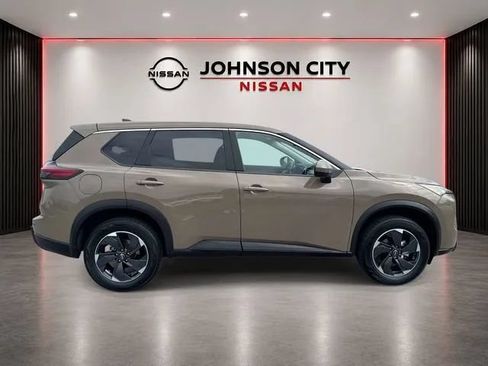 Used 2025 Nissan Rogue SV AWD/4WD image 3