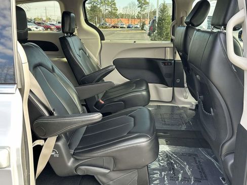 Used 2024 Chrysler Pacifica Touring-L image 7