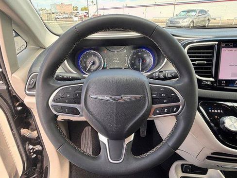 Used 2023 Chrysler Pacifica Touring-L FWD image 17