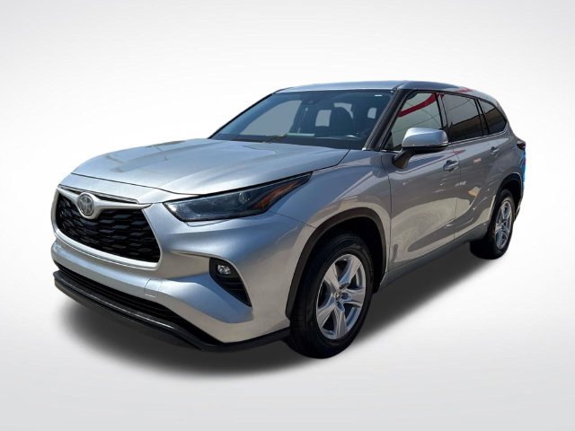 Used 2021 Toyota Highlander LE FWD image 3