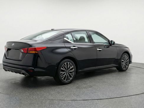 Used 2025 Nissan Altima 2.5 SV image 9