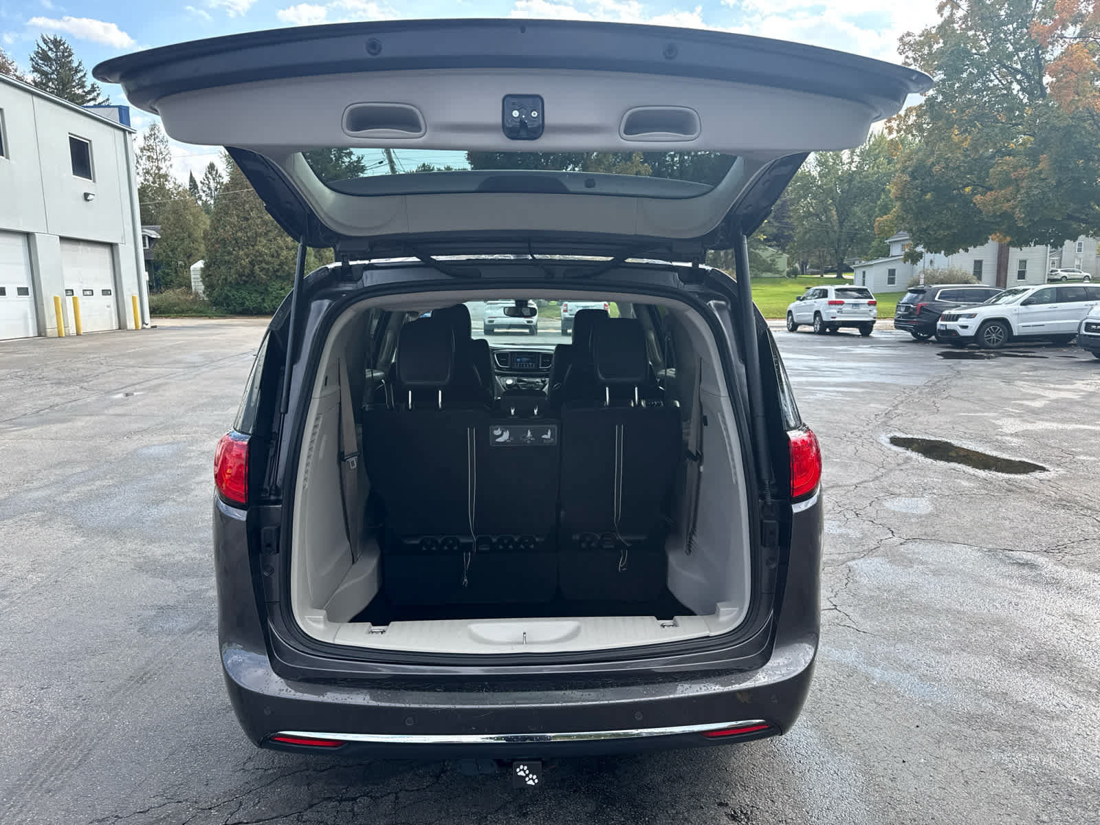 Used 2020 Chrysler Pacifica Touring-L FWD image 17