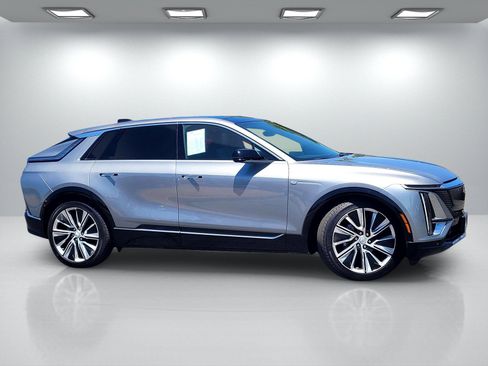 Certified 2025 Cadillac Lyriq Luxury w/ LPO, Floor Liner Package AWD/4WD image 3