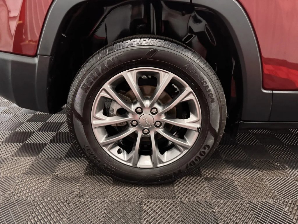 Used 2019 Jeep Cherokee Latitude Plus FWD image 17
