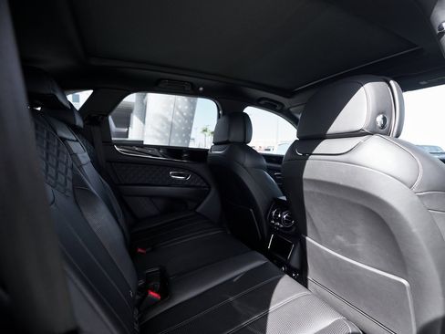 Used 2022 Bentley Bentayga image 25