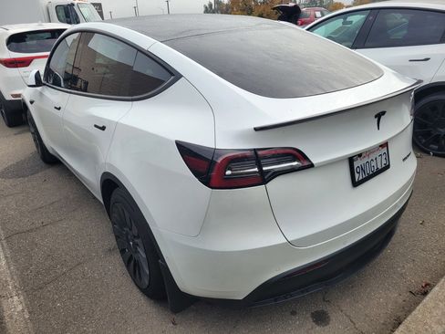 Used 2021 Tesla Model Y Long Range image 3