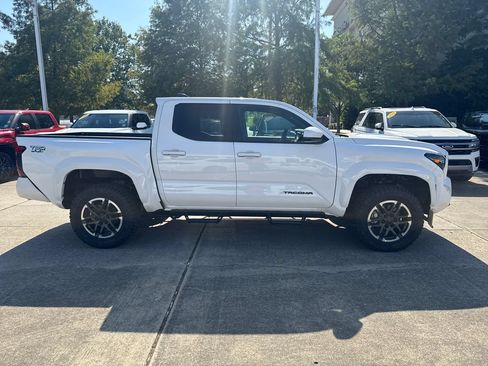 Certified 2025 Toyota Tacoma TRD Sport AWD/4WD image 8
