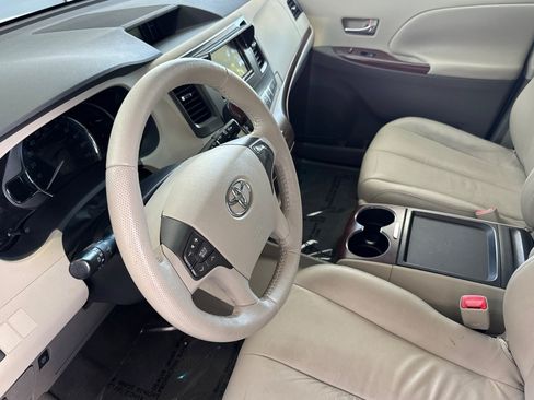 Used 2011 Toyota Sienna XLE FWD image 11