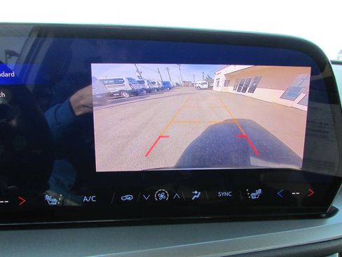 Used 2025 Chevrolet Traverse LT image 28