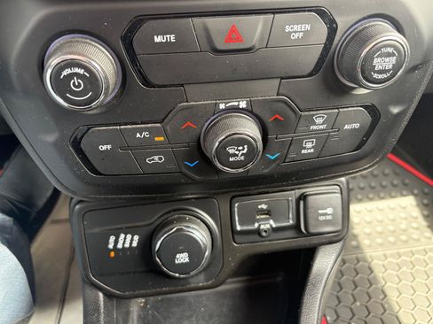 Used 2019 Jeep Renegade Latitude AWD/4WD image 22
