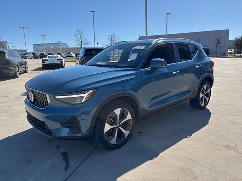 Certified 2025 Volvo XC40 B5 Core image 1