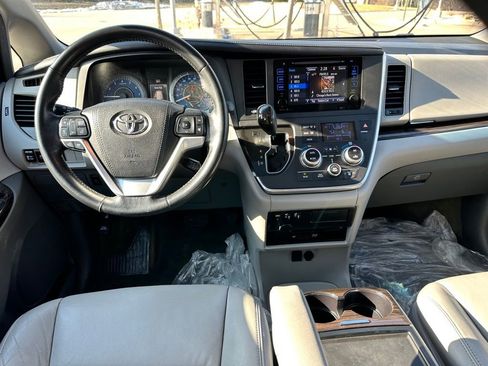 Used 2015 Toyota Sienna XLE Premium image 16