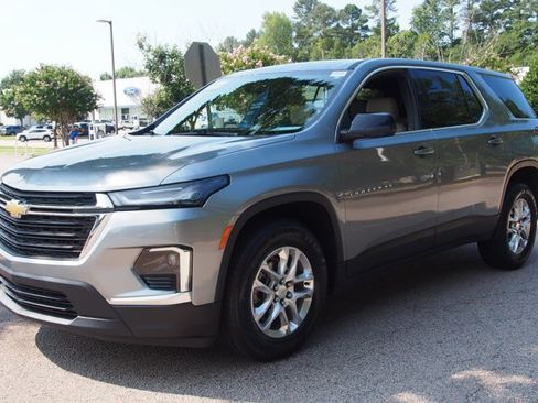 Used 2023 Chevrolet Traverse LS FWD image 3