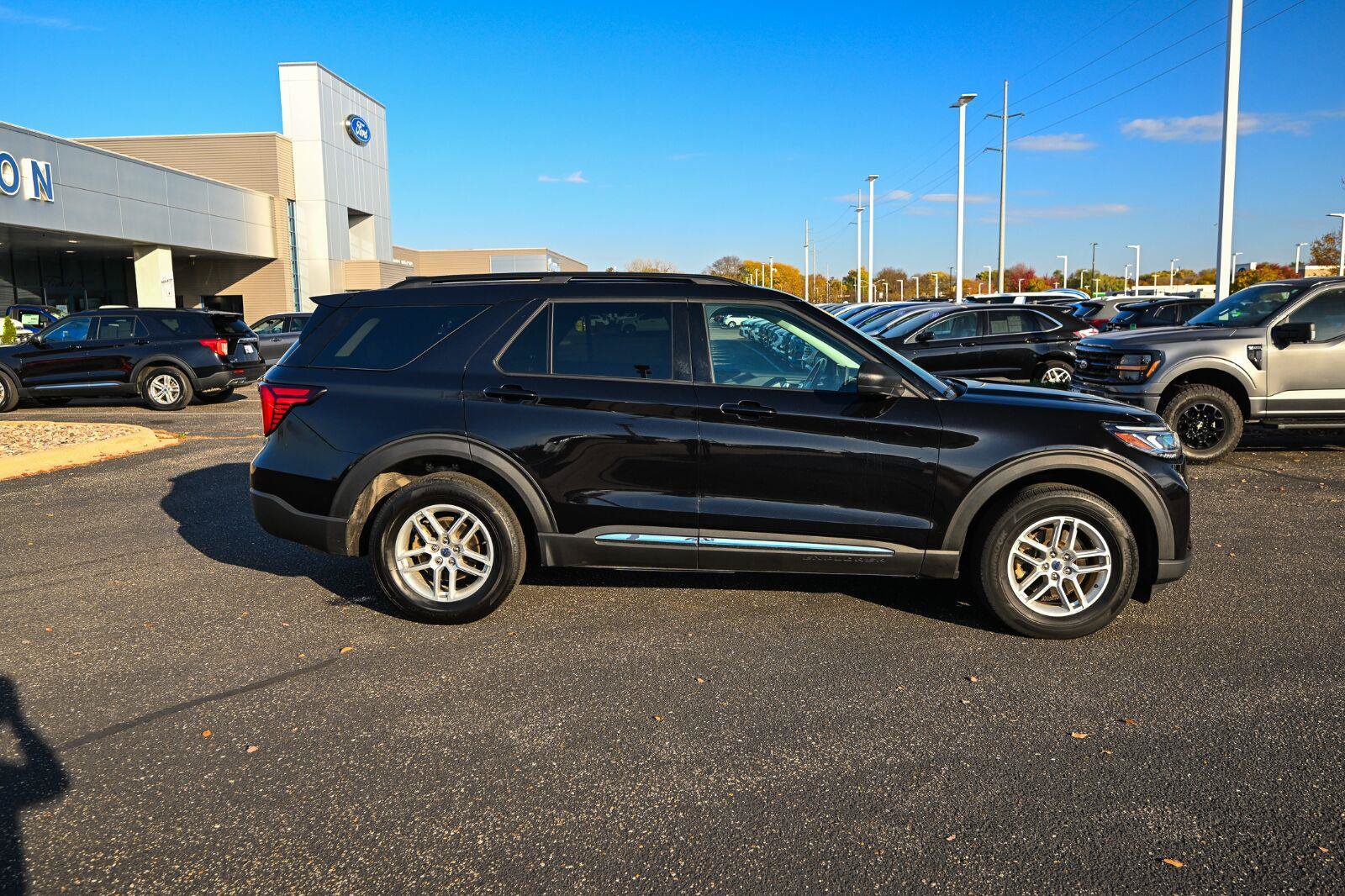 Used 2025 Ford Explorer Active AWD/4WD image 3