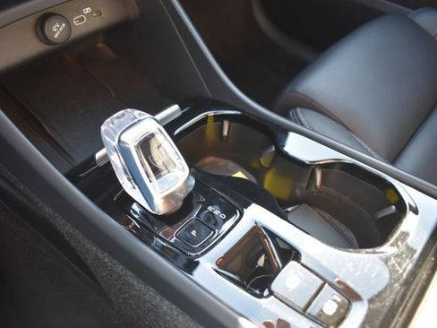 Used 2025 Volvo XC40 B5 Plus image 28