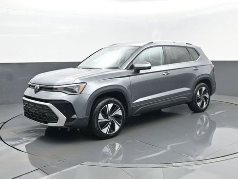 Used 2025 Volkswagen Taos SE image 2